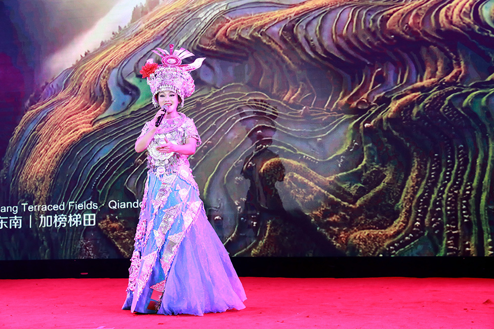 13来自《多彩贵州风》的歌手小丽深情演唱.jpg